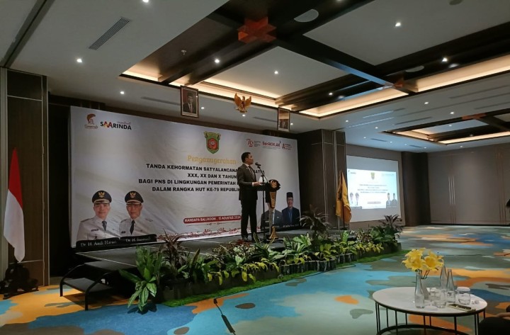 Giat, Kamis 15 Agustus 2024 Penganugerahan Tanda kehormatan Satyalancana karya Satya XXX,XX dan X Tahun bagi PNS dilingkungan pemerintah Kota Samarinda dalam Rangka HUT ke 79 republik Indonesia dihadiri Kasi Ekbang.