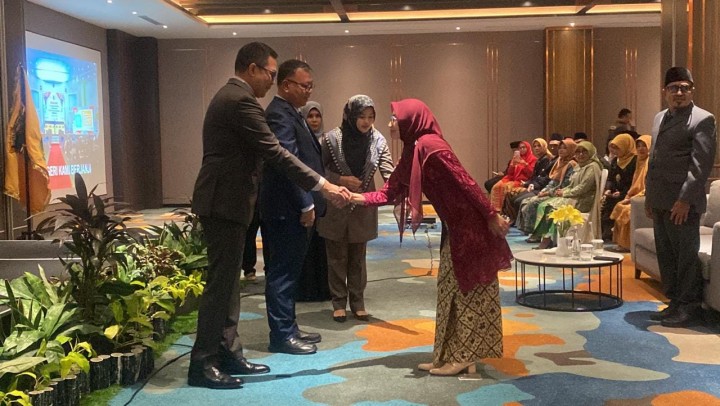 Giat, Kamis 15 Agustus 2024 Penganugerahan Tanda kehormatan Satyalancana karya Satya XXX,XX dan X Tahun bagi PNS dilingkungan pemerintah Kota Samarinda dalam Rangka HUT ke 79 republik Indonesia dihadiri Kasi Ekbang.