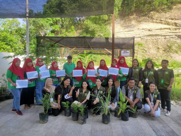 Giat, Jum'at 16 Agustus 2024 Dalam rangka Hari Kemerdekaan Indonesia ke 79 Tahun Republik Indonesia bersama Lurah, seluruh keder PKK kelurahan sempaja barat dan mahasiswa UWGM Samarinda Penamaan Tiga di kantor kelurahan sempaja barat.