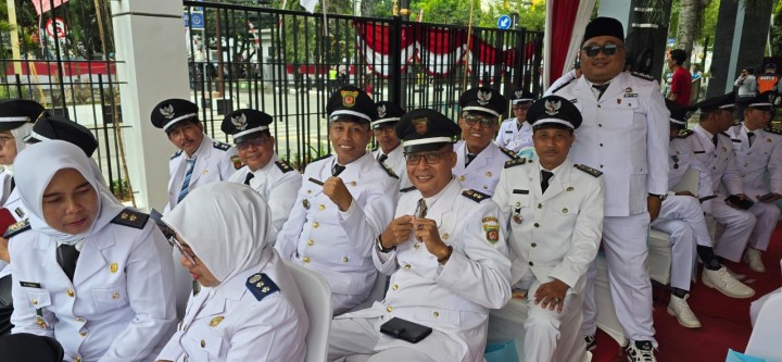 Giat, Sabtu 17 Agustus 2024 Melaksanakan Apel Hari Proklamasi Kemerdekaan RI ke 79 di Stadion Gor Segiri di hadiri Lurah.