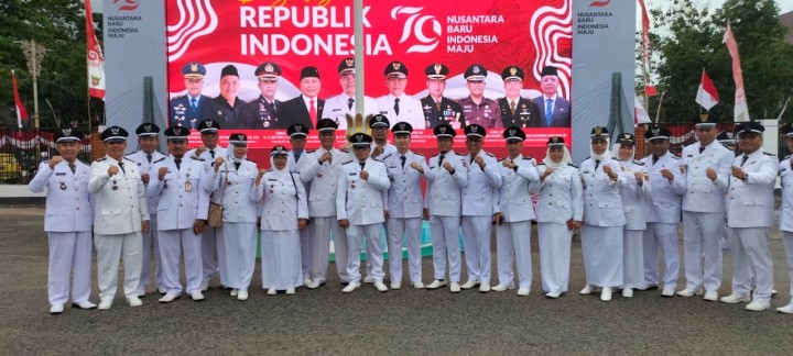 Giat Sore, Sabtu 17 Agustus 2024 Menghadiri Apel Penurunan Bendera Hari Proklamasi Kemerdekaan RI ke 79 di Stadion Gor Segiri di hadiri Seklur.