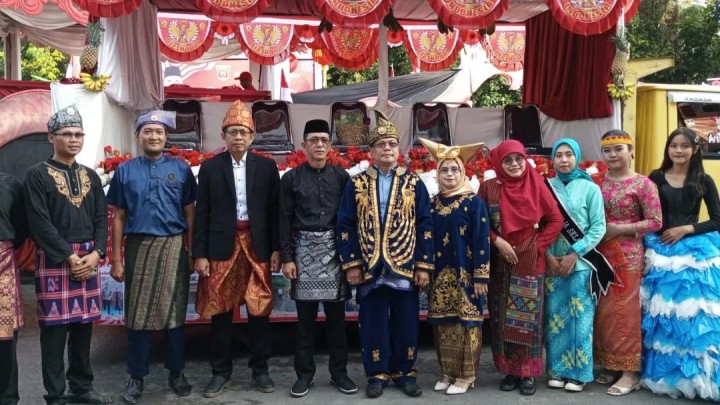 Giat Minggu, 18 Agustus 2024 Mengikuti Pawai Pembangunan HUT RI ke 79 diikuti oleh Seklur