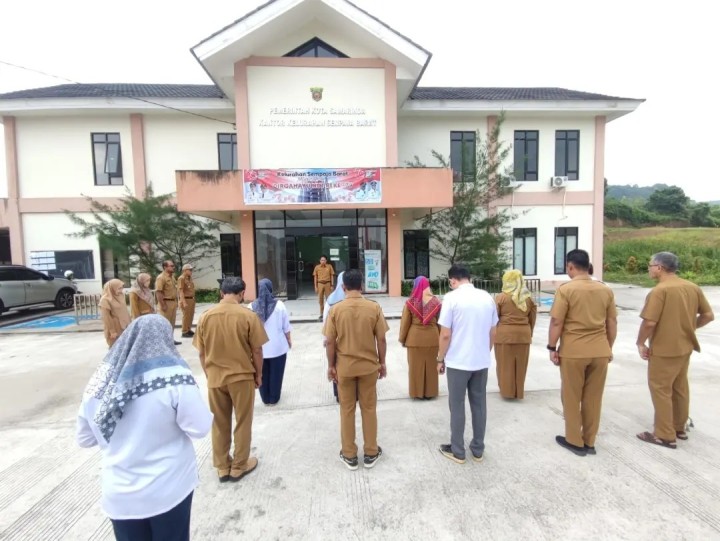 Giat Senin, 19 Agustus 2024 Melaksanakan Apel Pagi di Kantor Kelurahan Sempaja Barat dipimpin oleh Seklur