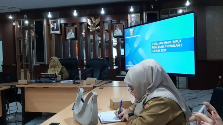 Giat Selasa, 20 Agustus 2024 1. Menghadiri Undangan Penyerahan Hadiah Kegiatan Evaluasi Kelurahan, Teknologi Tepat Guna dan Bulan Bakti Gotong Royong Masyarakat Tahun 2024 dan Sosialisasi Kegiatan Pada Bidang Pemberdayaan Masyarakat di Dinas Sosial & Pemberdayaan Masyarakat Tahun 2025 di Ruang Rapat Mangkupelas dihadiri oleh Lurah 2. Menghadiri FGD Hasil Input Realisasi Probebaya TW 2 Tahun 2024 di Ruang Rapat BAPERRIDA Lt. 2 dihadiri oleh Kasi Ekbang dan Kasi Kesra