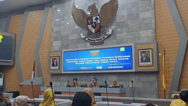 Giat Selasa, 20 Agustus 2024 1. Menghadiri Undangan Penyerahan Hadiah Kegiatan Evaluasi Kelurahan, Teknologi Tepat Guna dan Bulan Bakti Gotong Royong Masyarakat Tahun 2024 dan Sosialisasi Kegiatan Pada Bidang Pemberdayaan Masyarakat di Dinas Sosial & Pemberdayaan Masyarakat Tahun 2025 di Ruang Rapat Mangkupelas dihadiri oleh Lurah 2. Menghadiri FGD Hasil Input Realisasi Probebaya TW 2 Tahun 2024 di Ruang Rapat BAPERRIDA Lt. 2 dihadiri oleh Kasi Ekbang dan Kasi Kesra