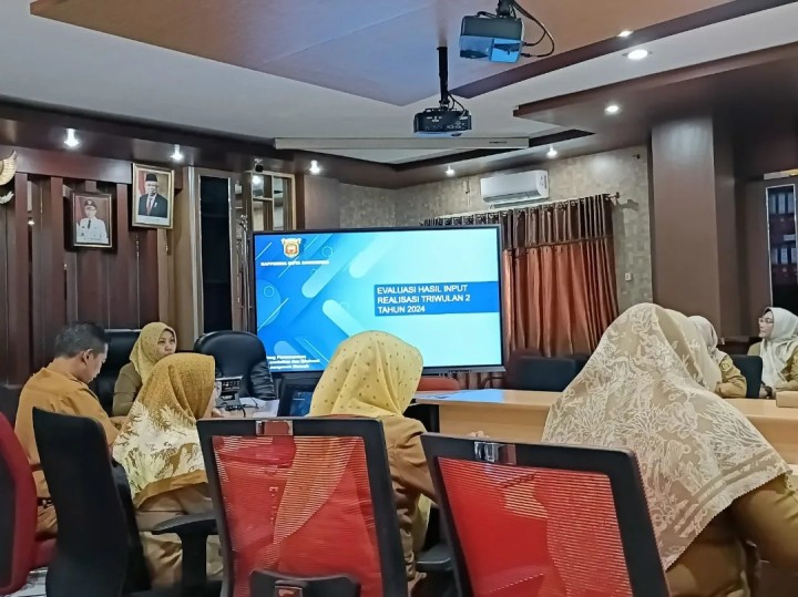 Giat Selasa, 20 Agustus 2024 1. Menghadiri Undangan Penyerahan Hadiah Kegiatan Evaluasi Kelurahan, Teknologi Tepat Guna dan Bulan Bakti Gotong Royong Masyarakat Tahun 2024 dan Sosialisasi Kegiatan Pada Bidang Pemberdayaan Masyarakat di Dinas Sosial & Pemberdayaan Masyarakat Tahun 2025 di Ruang Rapat Mangkupelas dihadiri oleh Lurah 2. Menghadiri FGD Hasil Input Realisasi Probebaya TW 2 Tahun 2024 di Ruang Rapat BAPERRIDA Lt. 2 dihadiri oleh Kasi Ekbang dan Kasi Kesra