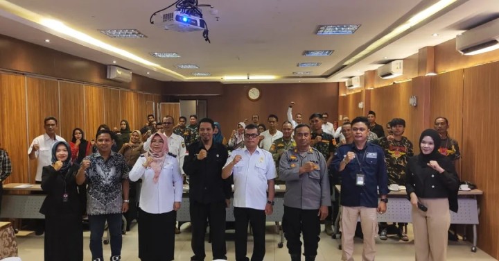 Giat Rabu, 21 Agustus 2024 Mengikuti Sosialisasi Pengawasan Pemilu Pada Pemilihan Gubernur, Wakil Gubernur, Walikota dan Wakil Walikota Tahun 2024 di Hotel Royal Park diikuti oleh Lurah & Mengikuti Zoom Meeting Rapat Paripurna DPRD Kota Samarinda Masa Persidangan II Tahun 2024 dengan Agenda Penetapan Program Pembentukan Peratura Daerah Kota Samarinda Tahun 2025 diikuti oleh Seklur