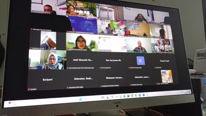 Giat Kamis, 22 Agustus 2024 Mengikuti Zoom Meeting Sosialiasi Pelatihan Sosial Kultural diikuti oleh Lurah, Seklur, dan Seluruh Kasi di Kelurahan Sempaja Barat.