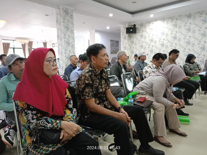 Giat, Jum'at 23 Agustus 2024, Menghadiri Rapat Pencegahan Tindak Pidana Korupsi pada Program Pembangunan dan Pemberdayaan Masyarakat (Probebaya) kota Samarinda di Aula kantor kecamatan Samarinda Utara dihadiri Seklur, Kasi Ekobang dan Kasi Kesra & Menghadiri Rapat Sosialisasi Fitur Baru dan Persiapan APBD-P 2024 pada Aplikasi e-Tepian di ruang rapat Mangkupelas Lt 2 dihadiri staf Operator e-Tepian.