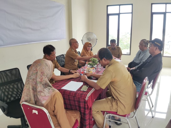 Giat, Senin 26 Agustus 2024 Menghadiri Rapat Koordinasi Stakeholder dengan Tema Netralitas ASN Kota Samarinda pada Pemilihan Gubernur dan Wakil Gubernur, Bupati dan Wakil Bupati serta Wali Kota dan Wakil Walikota Tahun 2024 di Hotel Harris Samarinda dihadiri Lurah & Melaksanakan Rapat Koordinasi dengan Pokmas dan Bendahara Pokmas untuk penyerahan Dana Probebaya di Aula kantor kelurahan sempaja barat dihadiri Lurah, Seklur dan seluruh Kasi kelurahan sempaja barat.