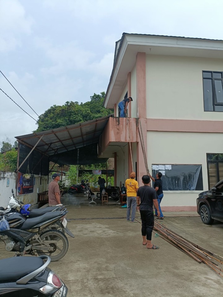 Giat, Jum'at 30 Agustus 2024 Melaksanakan kebersihan kerja bakti sekaligus pelepasan Umbul-umbul di lingkungan kantor kelurahan sempaja barat bersama Lurah, Seklur, Kasi Ekobang dan Kasi Tapem dan mahasiswa UWGM Samarinda.
