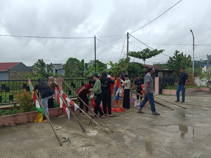 Giat, Jum'at 30 Agustus 2024 Melaksanakan kebersihan kerja bakti sekaligus pelepasan Umbul-umbul di lingkungan kantor kelurahan sempaja barat bersama Lurah, Seklur, Kasi Ekobang dan Kasi Tapem dan mahasiswa UWGM Samarinda.