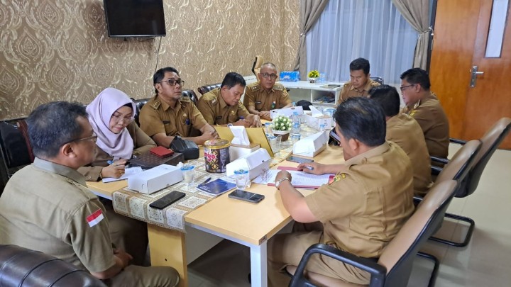 Giat, Selasa 03 September 2024 Menghadiri Rapat Koordinasi Penyerahan Simbolis Probebaya Tahun 2024 di Kelurahan Sempaja Timur oleh Bapak Wali Kota di Ruang Camat Samarinda Utara dihadiri Lurah & Menghadiri Rapat Sosialisasi Pola Konsumsi Pangan oleh Dinas Ketahanan Pangan dan Pertanian Kota Samarinda di Hotel Diamond Samarinda dihadiri Kasi Kesra.