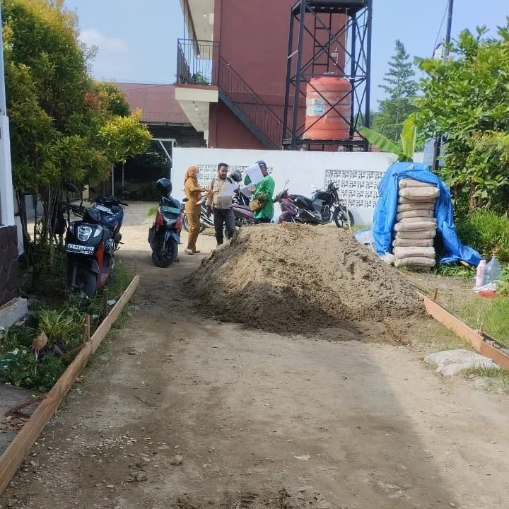 Giat, Selasa 03 September 2024 Peninjauan Lokasi pada kegiatan Probebaya Tahun Anggaran 2024 bidang Sapras dan Monitoring Semenisasi Jl. AW Syahrani Gg.Salomo RT 03 dihadiri Kasi Ekbang beserta staf, Pendamping Infrastruktur dan Ketua Pokmas beserta anggota.
