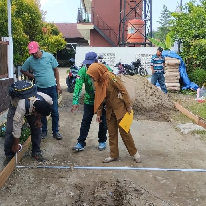 Giat, Selasa 03 September 2024 Peninjauan Lokasi pada kegiatan Probebaya Tahun Anggaran 2024 bidang Sapras dan Monitoring Semenisasi Jl. AW Syahrani Gg.Salomo RT 03 dihadiri Kasi Ekbang beserta staf, Pendamping Infrastruktur dan Ketua Pokmas beserta anggota.
