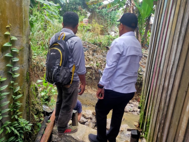 Giat, Rabu 04 September 2024 Hari kedua Peninjauan Lokasi pada kegiatan Probebaya Tahun Anggaran 2024 bidang Sapras Monitoring Semenisasi Jl. AW Syahrani Gg.Salomo RT 03, Monitoring Penurapan Drainase parit sungai Jl. KH Wahid Hasyim RT 04 & Monitoring Semenisasi parit drainase Jl. KH Wahid Hasyim Perum Pinang Mas RT 06 dihadiri Lurah, Kasi Ekbang beserta staf, Pendamping Infrastruktur dan Ketua Pokmas beserta anggota.