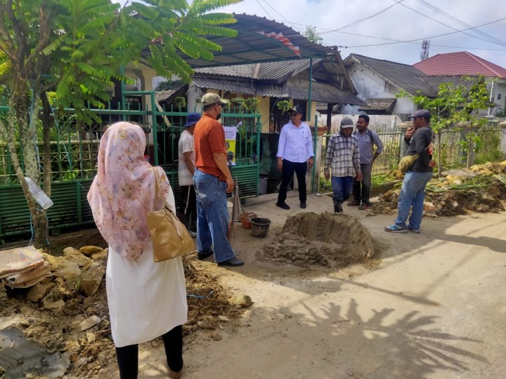 Giat, Rabu 04 September 2024 Hari kedua Peninjauan Lokasi pada kegiatan Probebaya Tahun Anggaran 2024 bidang Sapras Monitoring Semenisasi Jl. AW Syahrani Gg.Salomo RT 03, Monitoring Penurapan Drainase parit sungai Jl. KH Wahid Hasyim RT 04 & Monitoring Semenisasi parit drainase Jl. KH Wahid Hasyim Perum Pinang Mas RT 06 dihadiri Lurah, Kasi Ekbang beserta staf, Pendamping Infrastruktur dan Ketua Pokmas beserta anggota.