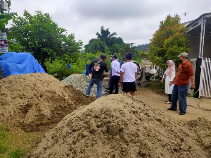 Giat, Rabu 04 September 2024 Hari kedua Peninjauan Lokasi pada kegiatan Probebaya Tahun Anggaran 2024 bidang Sapras Monitoring Semenisasi Jl. AW Syahrani Gg.Salomo RT 03, Monitoring Penurapan Drainase parit sungai Jl. KH Wahid Hasyim RT 04 & Monitoring Semenisasi parit drainase Jl. KH Wahid Hasyim Perum Pinang Mas RT 06 dihadiri Lurah, Kasi Ekbang beserta staf, Pendamping Infrastruktur dan Ketua Pokmas beserta anggota.