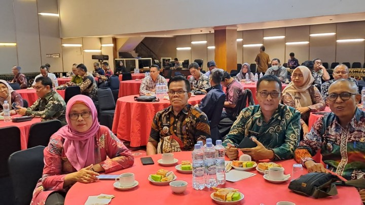 Giat, Jum'at 06 September 2024 Menghadiri Rapat Koordinasi dalam rangka persiapan pilkada 2024 di Swiss Bell Hotel Samarinda Lt 2 dihadiri Lurah & Menghadiri Rapat Launching (Peluncuran) program Inovasi proyek perubahan (Proper) pelatihan kepemimpinan nasional tingkat II dengan judul "Sinergi Pemberdayaan Satlinmas dalam Ketentraman dan Ketertiban Umum di kota Samarinda dalam rangka kesiapan pilkada 2024 serta pencegahan dan penanganan gangguan ketentraman dan ketertiban di tingkat kecamatan dan kelurahan se-kota Samarinda diruang Mangkupalas balaikota Lt 2 dihadiri Kasi Tapem