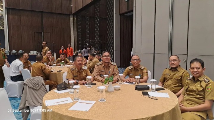 Giat, Senin 09 September 2024 Menghadiri Rapat Pembukaan Digital Leadership Academy (DLA) Amazon Web Services(AWS) dan Launching Portal Layanan Publik Samarinda (SAMAGOV.ID) di Hotel Mercure Samarinda dihadiri Lurah & Melaksanakan apel Senin pagi di kelurahan sempaja barat di pimpin Kasi Tapem.