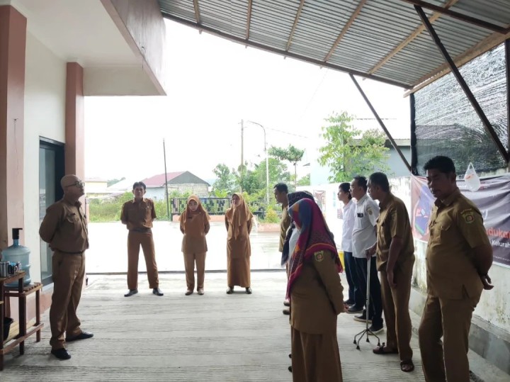 Giat, Senin 09 September 2024 Menghadiri Rapat Pembukaan Digital Leadership Academy (DLA) Amazon Web Services(AWS) dan Launching Portal Layanan Publik Samarinda (SAMAGOV.ID) di Hotel Mercure Samarinda dihadiri Lurah & Melaksanakan apel Senin pagi di kelurahan sempaja barat di pimpin Kasi Tapem.