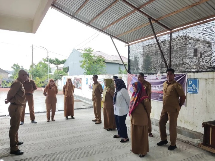 Giat, Senin 09 September 2024 Menghadiri Rapat Pembukaan Digital Leadership Academy (DLA) Amazon Web Services(AWS) dan Launching Portal Layanan Publik Samarinda (SAMAGOV.ID) di Hotel Mercure Samarinda dihadiri Lurah & Melaksanakan apel Senin pagi di kelurahan sempaja barat di pimpin Kasi Tapem.