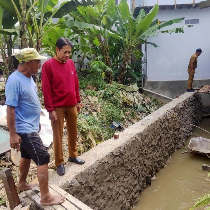 Giat, Selasa 10 September 2024  Peninjauan Lokasi pada kegiatan Probebaya Tahun Anggaran 2024 bidang Sapras Monitoring Semenisasi Jl. AW Syahrani Blok J dan JB RT 01, Monitoring Penurapan Drainase parit sungai Jl. KH Wahid Hasyim RT 04, Monitoring Semenisasi parit drainase Jl. KH Wahid Hasyim Perum Pinang Mas RT 06 dan Monitoring Semenisasi dan Jembatan Ulin Jl. KH Wahid Hasyim GG Kalem RT 07. Dihadiri Lurah, Seklur beserta staf.