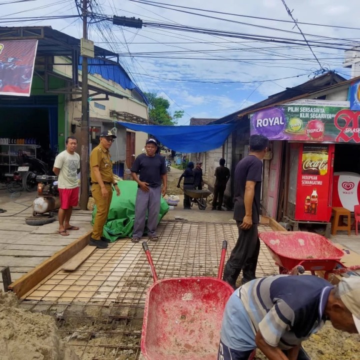 Giat, Selasa 10 September 2024  Peninjauan Lokasi pada kegiatan Probebaya Tahun Anggaran 2024 bidang Sapras Monitoring Semenisasi Jl. AW Syahrani Blok J dan JB RT 01, Monitoring Penurapan Drainase parit sungai Jl. KH Wahid Hasyim RT 04, Monitoring Semenisasi parit drainase Jl. KH Wahid Hasyim Perum Pinang Mas RT 06 dan Monitoring Semenisasi dan Jembatan Ulin Jl. KH Wahid Hasyim GG Kalem RT 07. Dihadiri Lurah, Seklur beserta staf.