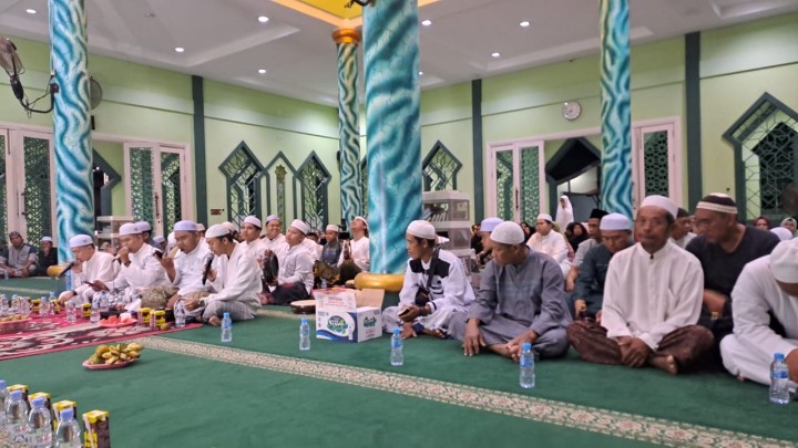 Giat malam, Rabu 11 September 2024 Menghadiri dalam Rangka peringatan Maulid Nabi Muhammad SAW di Masjid Ustambul Al-Misran dihadiri Lurah, Babinsa dan Ketua RT 04 dan RT 05.