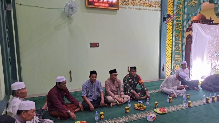 Giat malam, Rabu 11 September 2024 Menghadiri dalam Rangka peringatan Maulid Nabi Muhammad SAW di Masjid Ustambul Al-Misran dihadiri Lurah, Babinsa dan Ketua RT 04 dan RT 05.