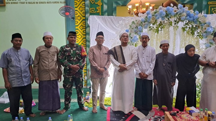 Giat malam, Rabu 11 September 2024 Menghadiri dalam Rangka peringatan Maulid Nabi Muhammad SAW di Masjid Ustambul Al-Misran dihadiri Lurah, Babinsa dan Ketua RT 04 dan RT 05.