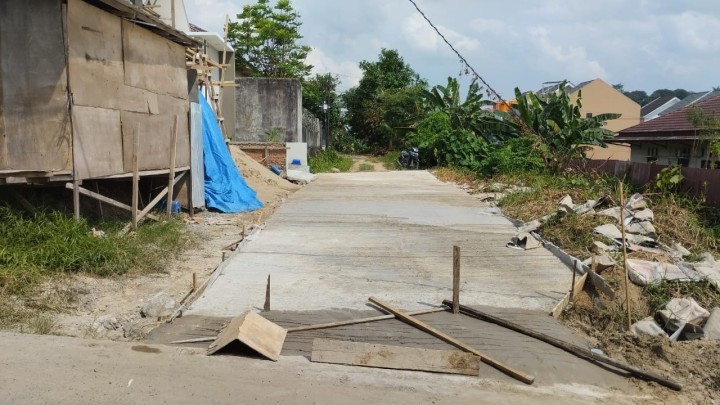 Giat, Selasa 17 September 2024 Peninjauan Lokasi pada kegiatan Probebaya Tahun Anggaran 2024 bidang Sapras Monitoring Pengerjaan Semenisasi Blok. J RT 1.