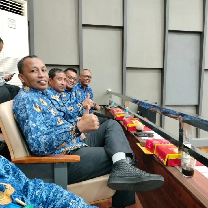 Giat, Selasa 17 September 2024 Menghadiri Rapat Koordinasi di pimpin oleh Bapak Andi Harun Wali Kota Samarinda di Ruang Rapat Mangkupelas Lt 2 dihadiri Lurah