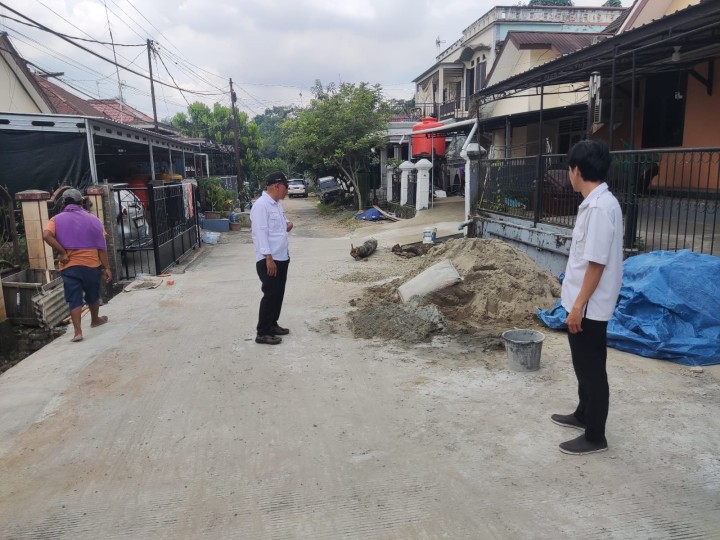 Giat, Rabu 18 September 2024 Peninjauan Lokasi pada kegiatan Probebaya Tahun Anggaran 2024 bidang Sapras Monitoring Semenisasi Blok. J dan Blok JB RT 01, Monitoring Penurapan Drainase parit sungai Jl. KH Wahid Hasyim RT 04, Monitoring Semenisasi parit drainase Jl. KH Wahid Hasyim Perum Pinang Mas RT 06, Monitoring Semenisasi Jl. KH Wahid Hasyim GG Kalem RT 07. & Monitoring Semenisasi di Perum Kayu Manis RT 08 dan RT 09. dihadiri Lurah beserta staf dan Ketua RT.