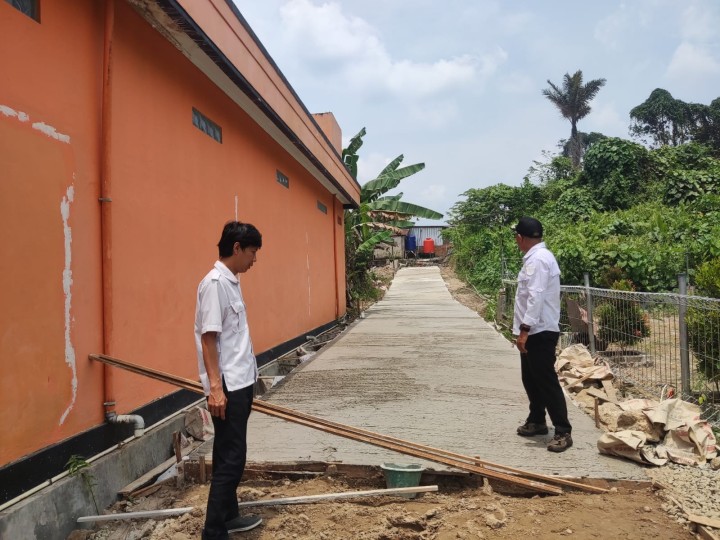 Giat, Rabu 18 September 2024 Peninjauan Lokasi pada kegiatan Probebaya Tahun Anggaran 2024 bidang Sapras Monitoring Semenisasi Blok. J dan Blok JB RT 01, Monitoring Penurapan Drainase parit sungai Jl. KH Wahid Hasyim RT 04, Monitoring Semenisasi parit drainase Jl. KH Wahid Hasyim Perum Pinang Mas RT 06, Monitoring Semenisasi Jl. KH Wahid Hasyim GG Kalem RT 07. & Monitoring Semenisasi di Perum Kayu Manis RT 08 dan RT 09. dihadiri Lurah beserta staf dan Ketua RT.