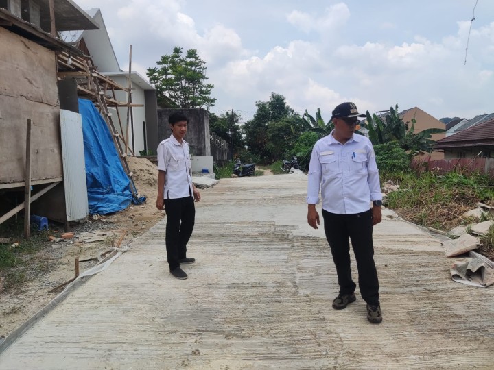 Giat, Rabu 18 September 2024 Peninjauan Lokasi pada kegiatan Probebaya Tahun Anggaran 2024 bidang Sapras Monitoring Semenisasi Blok. J dan Blok JB RT 01, Monitoring Penurapan Drainase parit sungai Jl. KH Wahid Hasyim RT 04, Monitoring Semenisasi parit drainase Jl. KH Wahid Hasyim Perum Pinang Mas RT 06, Monitoring Semenisasi Jl. KH Wahid Hasyim GG Kalem RT 07. & Monitoring Semenisasi di Perum Kayu Manis RT 08 dan RT 09. dihadiri Lurah beserta staf dan Ketua RT.