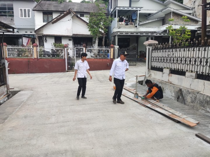 Giat, Rabu 18 September 2024 Peninjauan Lokasi pada kegiatan Probebaya Tahun Anggaran 2024 bidang Sapras Monitoring Semenisasi Blok. J dan Blok JB RT 01, Monitoring Penurapan Drainase parit sungai Jl. KH Wahid Hasyim RT 04, Monitoring Semenisasi parit drainase Jl. KH Wahid Hasyim Perum Pinang Mas RT 06, Monitoring Semenisasi Jl. KH Wahid Hasyim GG Kalem RT 07. & Monitoring Semenisasi di Perum Kayu Manis RT 08 dan RT 09. dihadiri Lurah beserta staf dan Ketua RT.