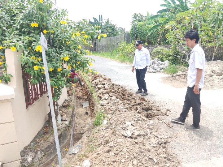 Giat, Rabu 18 September 2024 Peninjauan Lokasi pada kegiatan Probebaya Tahun Anggaran 2024 bidang Sapras Monitoring Semenisasi Blok. J dan Blok JB RT 01, Monitoring Penurapan Drainase parit sungai Jl. KH Wahid Hasyim RT 04, Monitoring Semenisasi parit drainase Jl. KH Wahid Hasyim Perum Pinang Mas RT 06, Monitoring Semenisasi Jl. KH Wahid Hasyim GG Kalem RT 07. & Monitoring Semenisasi di Perum Kayu Manis RT 08 dan RT 09. dihadiri Lurah beserta staf dan Ketua RT.