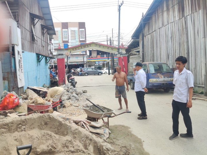 Giat, Rabu 18 September 2024 Peninjauan Lokasi pada kegiatan Probebaya Tahun Anggaran 2024 bidang Sapras Monitoring Semenisasi Blok. J dan Blok JB RT 01, Monitoring Penurapan Drainase parit sungai Jl. KH Wahid Hasyim RT 04, Monitoring Semenisasi parit drainase Jl. KH Wahid Hasyim Perum Pinang Mas RT 06, Monitoring Semenisasi Jl. KH Wahid Hasyim GG Kalem RT 07. & Monitoring Semenisasi di Perum Kayu Manis RT 08 dan RT 09. dihadiri Lurah beserta staf dan Ketua RT.