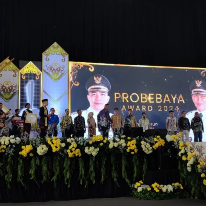 Giat, Sabtu 21 September 2024 Menghadiri Acara Penganugerahan Probebaya Award 2024 di Plenary Hall Convention Hall Sempaja dihadiri Lurah, Seklur dan Kasi Tapem.