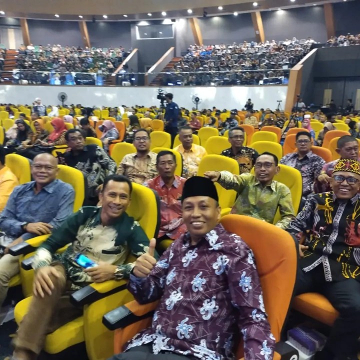 Giat, Sabtu 21 September 2024 Menghadiri Acara Penganugerahan Probebaya Award 2024 di Plenary Hall Convention Hall Sempaja dihadiri Lurah, Seklur dan Kasi Tapem.
