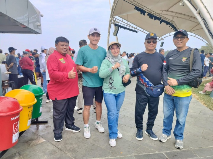Giat, Minggu 22 September 2024 Menghadiri Gerak ASN Pungut Sampah di Teras Samarinda Jl. Gajah Mada dihadiri Lurah, Seklur, Seluruh Kasi dan Seluruh Staf Kelurahan Sempaja Barat.
