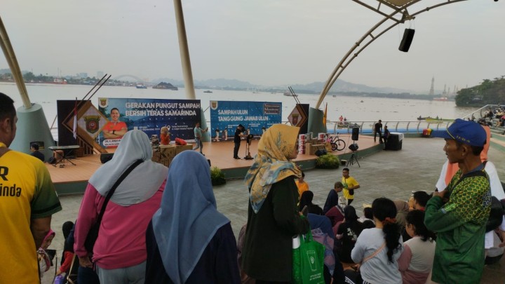 Giat, Minggu 22 September 2024 Menghadiri Gerak ASN Pungut Sampah di Teras Samarinda Jl. Gajah Mada dihadiri Lurah, Seklur, Seluruh Kasi dan Seluruh Staf Kelurahan Sempaja Barat.