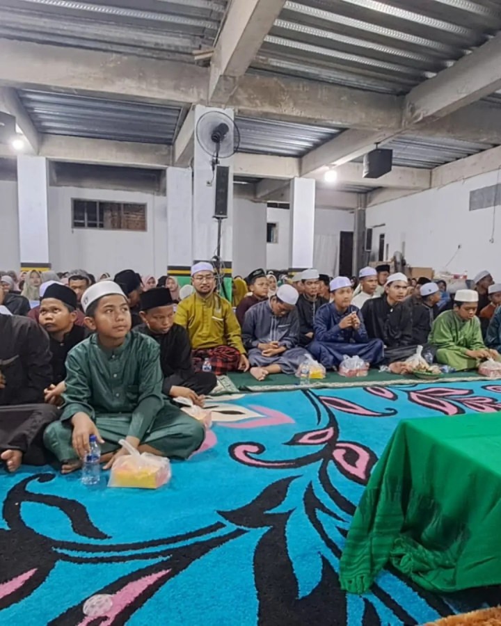 Giat Sabtu, 21 September 2024 Menghadiri Peringatan Maulid Nabi Besar Muhammad SAW sekaligus memberikan Sambutan dan Himbauan Untuk Hadir di TPS pada Pilkada Serentak  27 November 2024 di Langgar Ar Rohmah RT. 12 Kelurahan Sempaja Barat dihadiri Lurah.