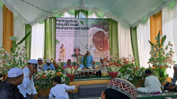 Giat Minggu, 22 September 2024 Menghadiri Peringatan Maulid Nabi Besar Muhammad SAW dan Syukuran Musholla Busrah Ajib di Jl AW Syahrani GG walet RT 02 Kelurahan Sempaja Barat dihadiri Lurah.