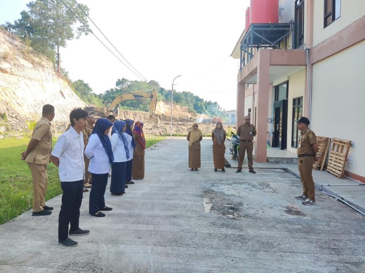Giat, Senin 23 September 2024 Melaksanakan apel Senin pagi di kelurahan sempaja barat di pimpin Lurah, Menghadiri Pengukuhan Forum Komunikasi Kecamatan Sehat dan Pokja Kelurahan Sehat se-Kota Samarinda periode 2024-2029 di Hotel Puri Senyiur Samarinda dihadiri Kasi Ekbang, Menghadiri Rapat Monitoring laporan DAU SG Tahap I (Pendanaan Kelurahan dan Reviu Inspektorat) di Ruang Rapat Nusantara BPKAD Kota Samarinda Lt 3 dihadiri Bendahara Pengeluaran Pembantu Kelurahan & Menghadiri Rapat Koordinasi di pimpin Bapak Andi Harun Wali Kota Samarinda di Ruang Rapat Mangkupelas dihadiri Lurah.