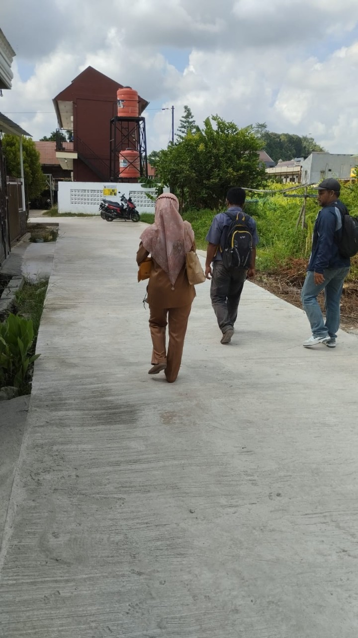 Giat, Selasa 24 September 2024 Peninjauan Lokasi pada kegiatan Probebaya Tahun Anggaran 2024 bidang Sapras yang telah selesai pekerjaan Monitoring Semenisasi Blok. J dan Blok JB RT 01, Monitoring Semenisasi di Jl AW Syahrani GG Salomo RT 03, Monitoring Penurapan Drainase parit sungai Jl. KH Wahid Hasyim RT 04, Monitoring Semenisasi parit drainase Jl. KH Wahid Hasyim Perum Pinang Mas RT 06, Monitoring Semenisasi Jl. KH Wahid Hasyim GG Kalem RT 07. & Monitoring Semenisasi di Perum Kayu Manis RT 08 dan RT 09. dihadiri Kasi Ekbang beserta staf, Pendamping Infrastruktur, Anggota Pokmas dan Ketua RT.