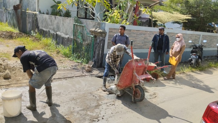 Giat, Selasa 24 September 2024 Peninjauan Lokasi pada kegiatan Probebaya Tahun Anggaran 2024 bidang Sapras yang telah selesai pekerjaan Monitoring Semenisasi Blok. J dan Blok JB RT 01, Monitoring Semenisasi di Jl AW Syahrani GG Salomo RT 03, Monitoring Penurapan Drainase parit sungai Jl. KH Wahid Hasyim RT 04, Monitoring Semenisasi parit drainase Jl. KH Wahid Hasyim Perum Pinang Mas RT 06, Monitoring Semenisasi Jl. KH Wahid Hasyim GG Kalem RT 07. & Monitoring Semenisasi di Perum Kayu Manis RT 08 dan RT 09. dihadiri Kasi Ekbang beserta staf, Pendamping Infrastruktur, Anggota Pokmas dan Ketua RT.