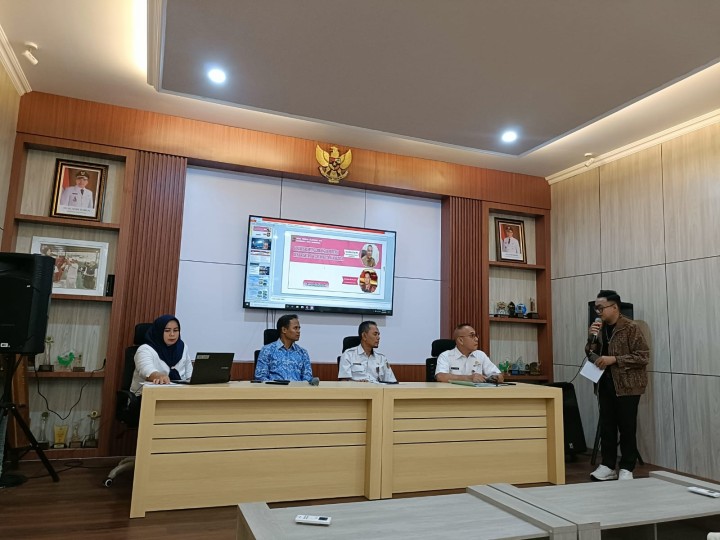 Giat, Rabu 25 September 2024 Menghadiri Sosialisasi Pengembangan Potensi Desa Wisata di wilayah Kota Samarinda di ruang rapat utama Disporapar dihadiri Kasi Ekbang & Menghadiri Rapat Koordinasi terkait Bulan Dana PMI di Aula Kecamatan Samarinda Utara dihadiri Kasi Kesra.