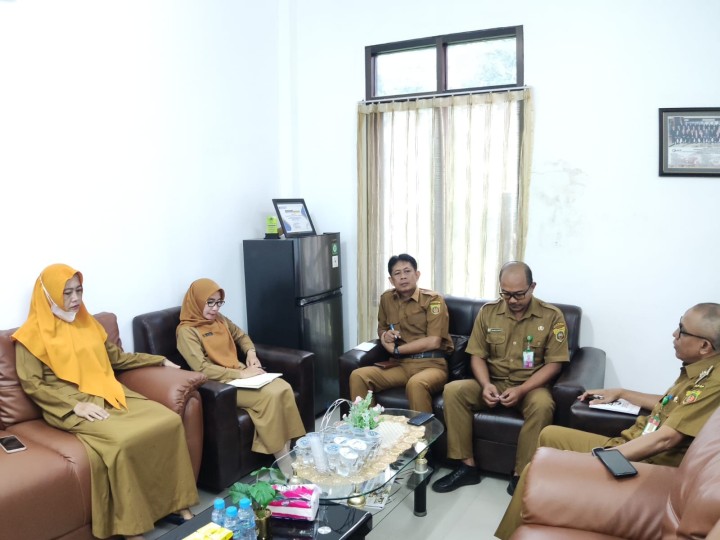 Giat, Senin 30 September 2024 Melaksanakan apel Senin pagi di kelurahan sempaja barat di pimpin oleh Seklur & Melakukan rapat koordinasi dengan Seklur dan seluruh Kasi kelurahan sempaja barat di pimpin Lurah.